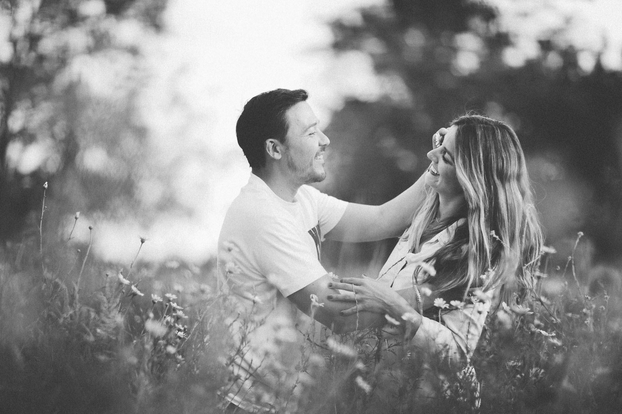 El compromiso de Miriam y Cisco en un trigal