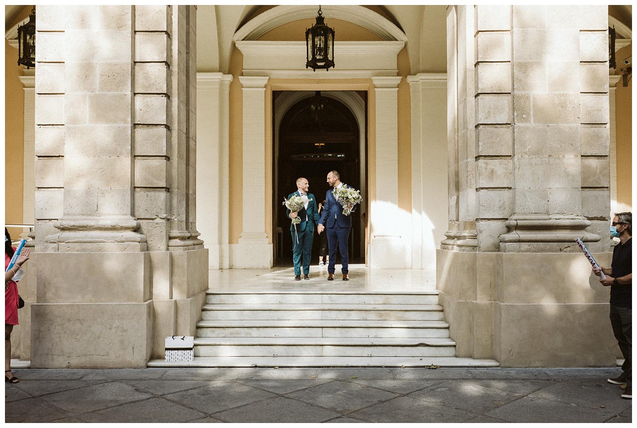 Novios a las puertas del Ayuntamiento de Sevilla