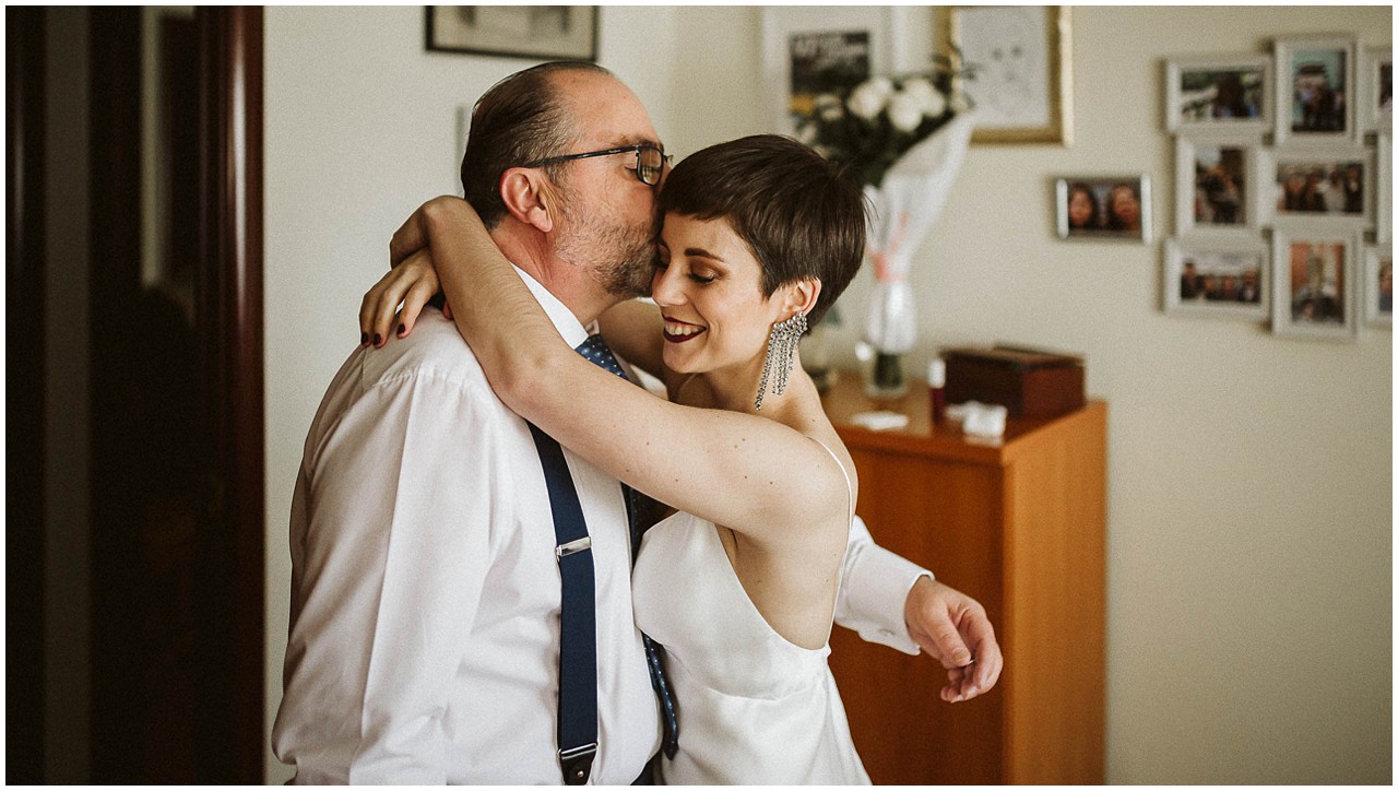 Abrazo de la novia y su padre