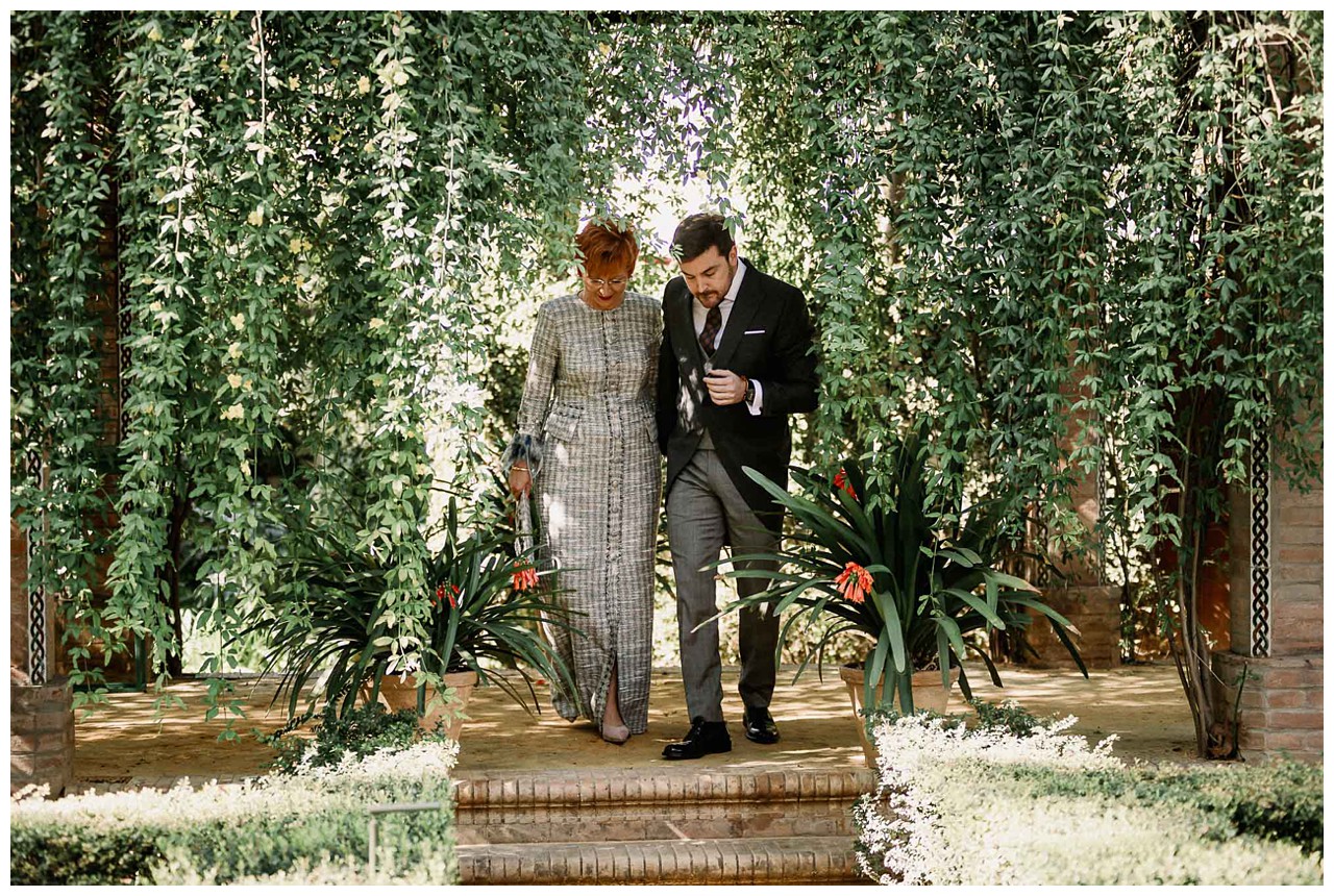 La entrada del novio al altar