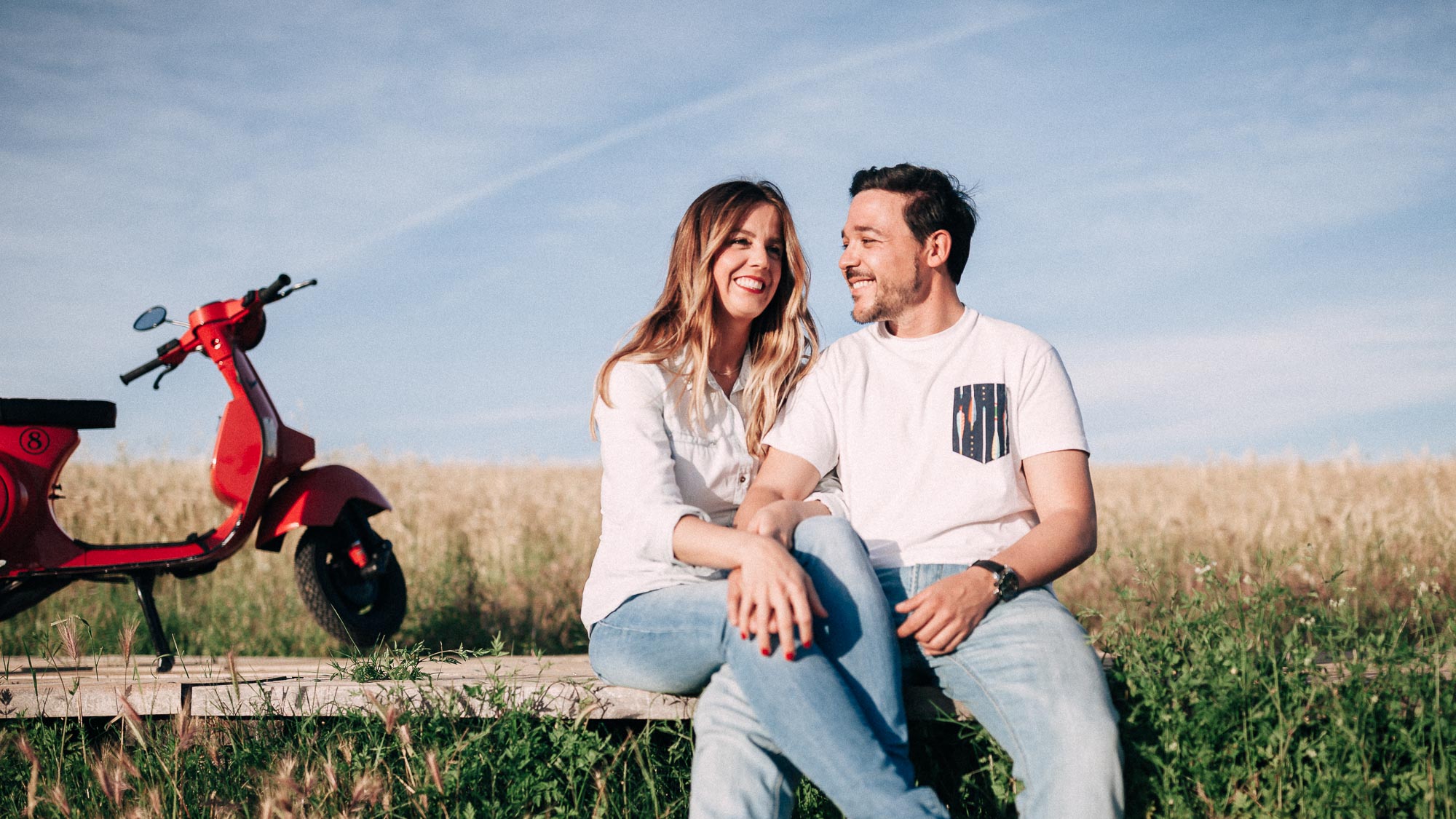 El compromiso de Miriam y Cisco en un trigal