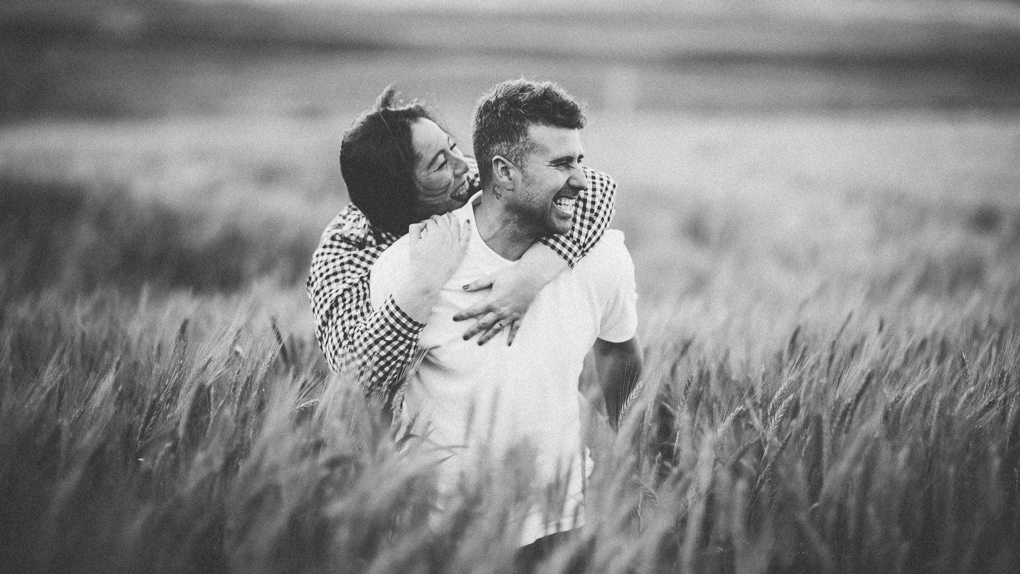 Fotografía de pareja en un trigal (Preboda)