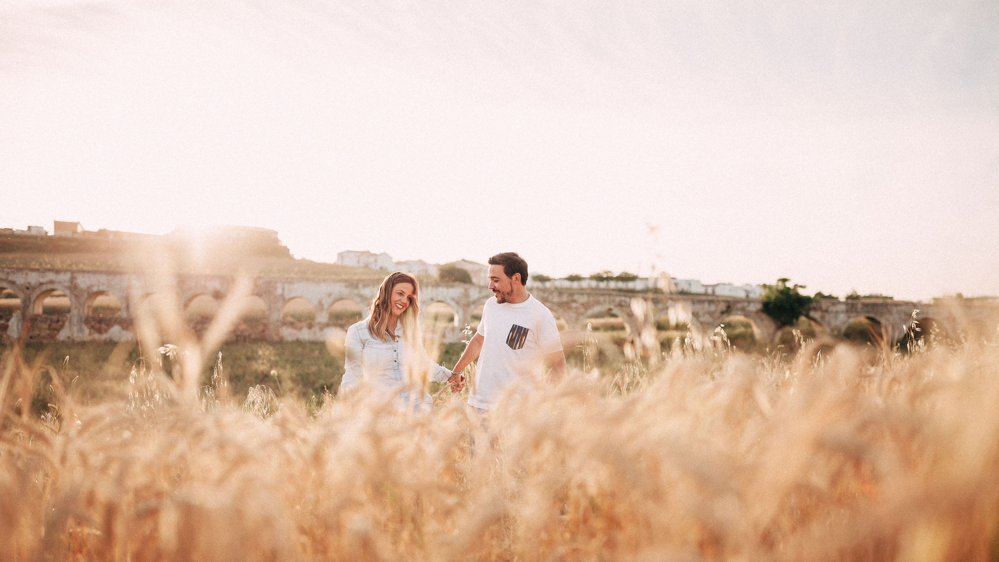 El compromiso de Miriam y Cisco en un trigal