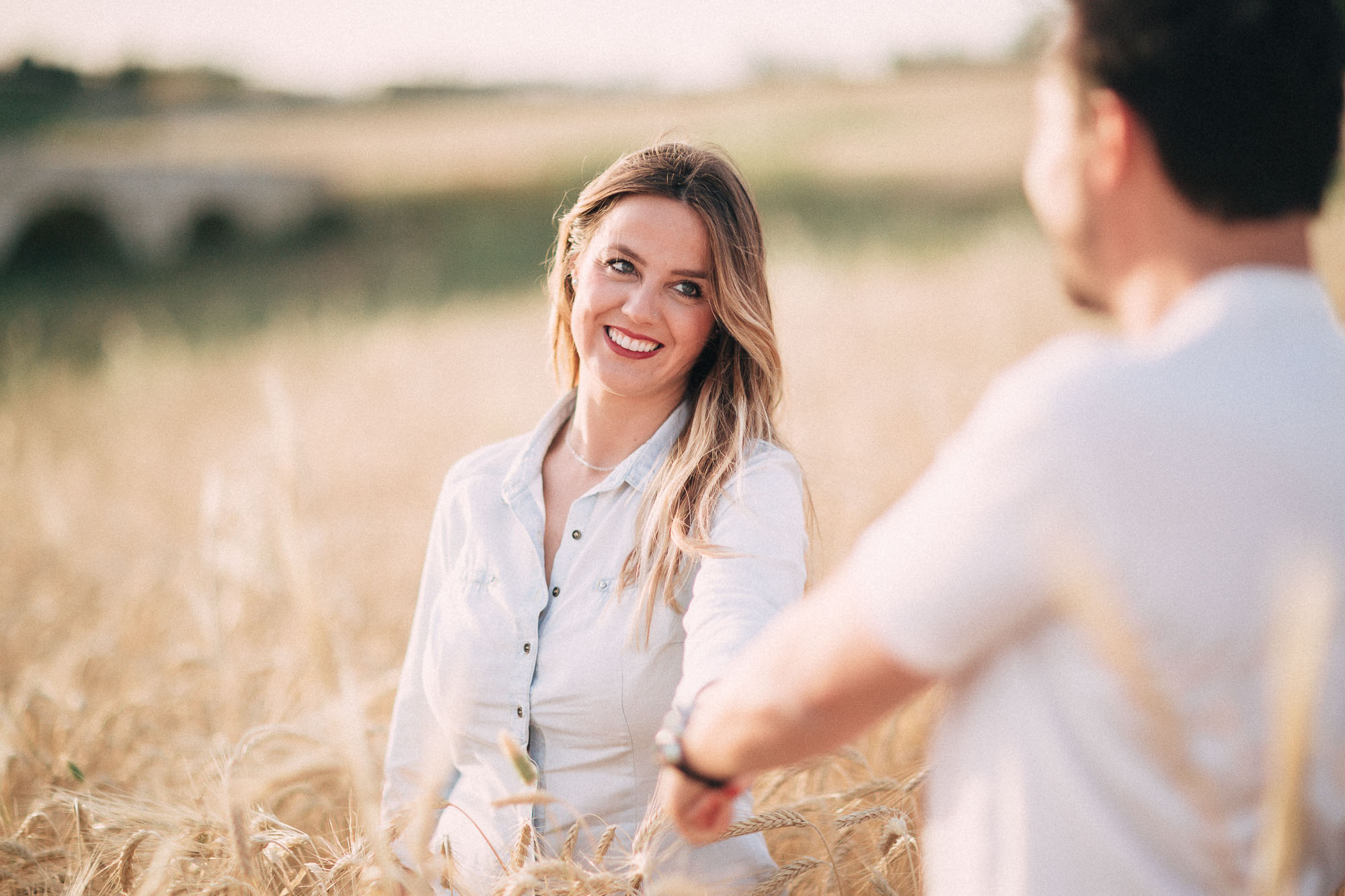 El compromiso de Miriam y Cisco en un trigal