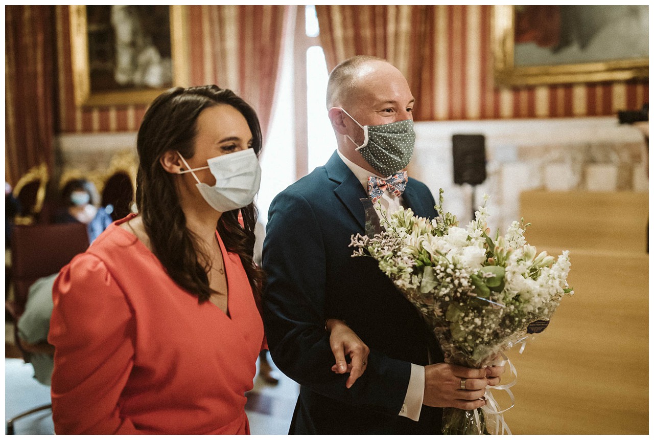 La entrada de uno de los novios al salón Colón del Ayuntamiento de Sevilla