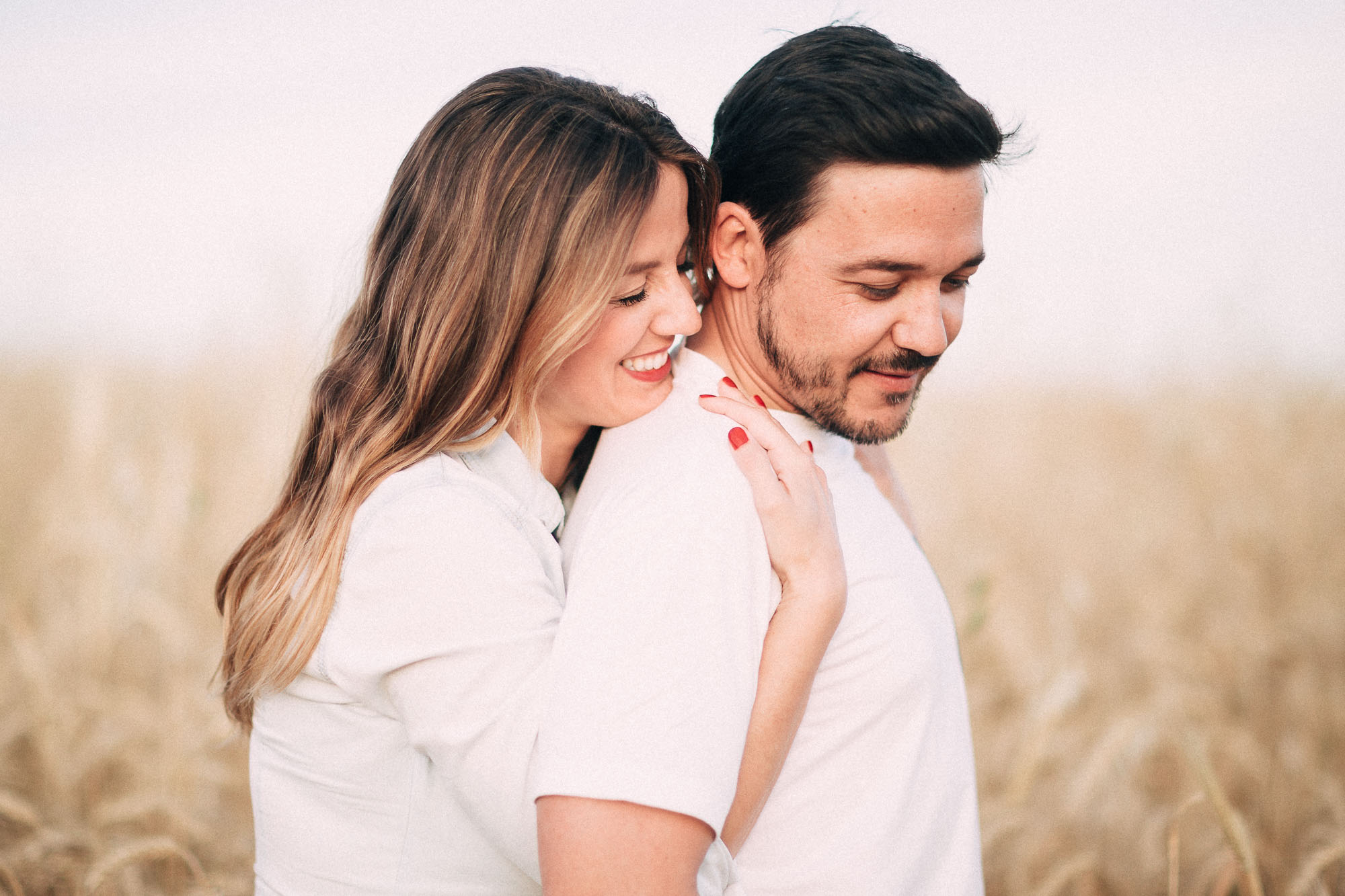 El compromiso de Miriam y Cisco en un trigal