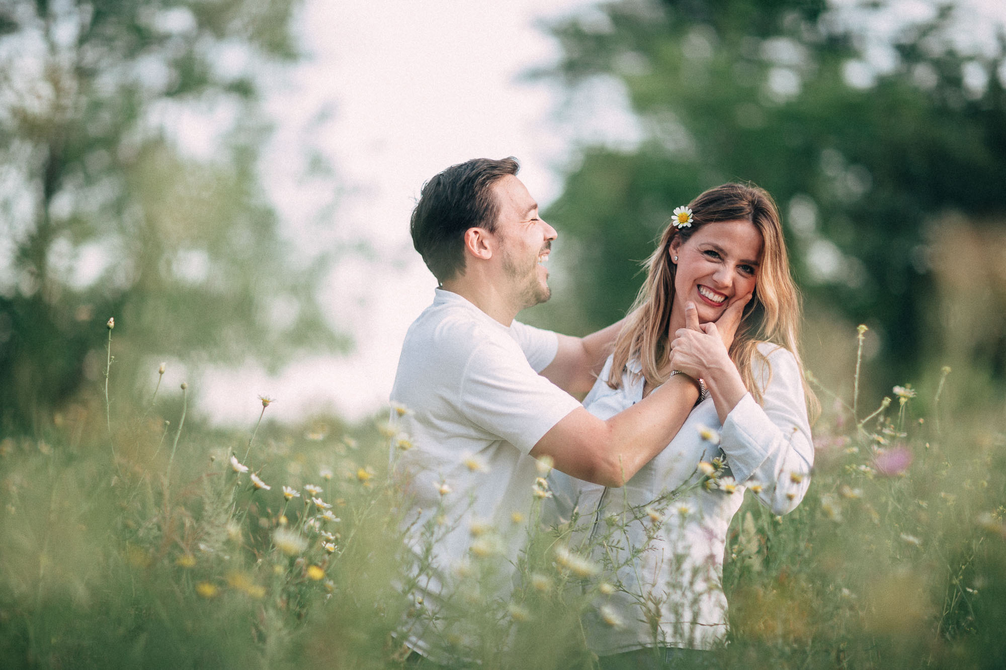 El compromiso de Miriam y Cisco en un trigal