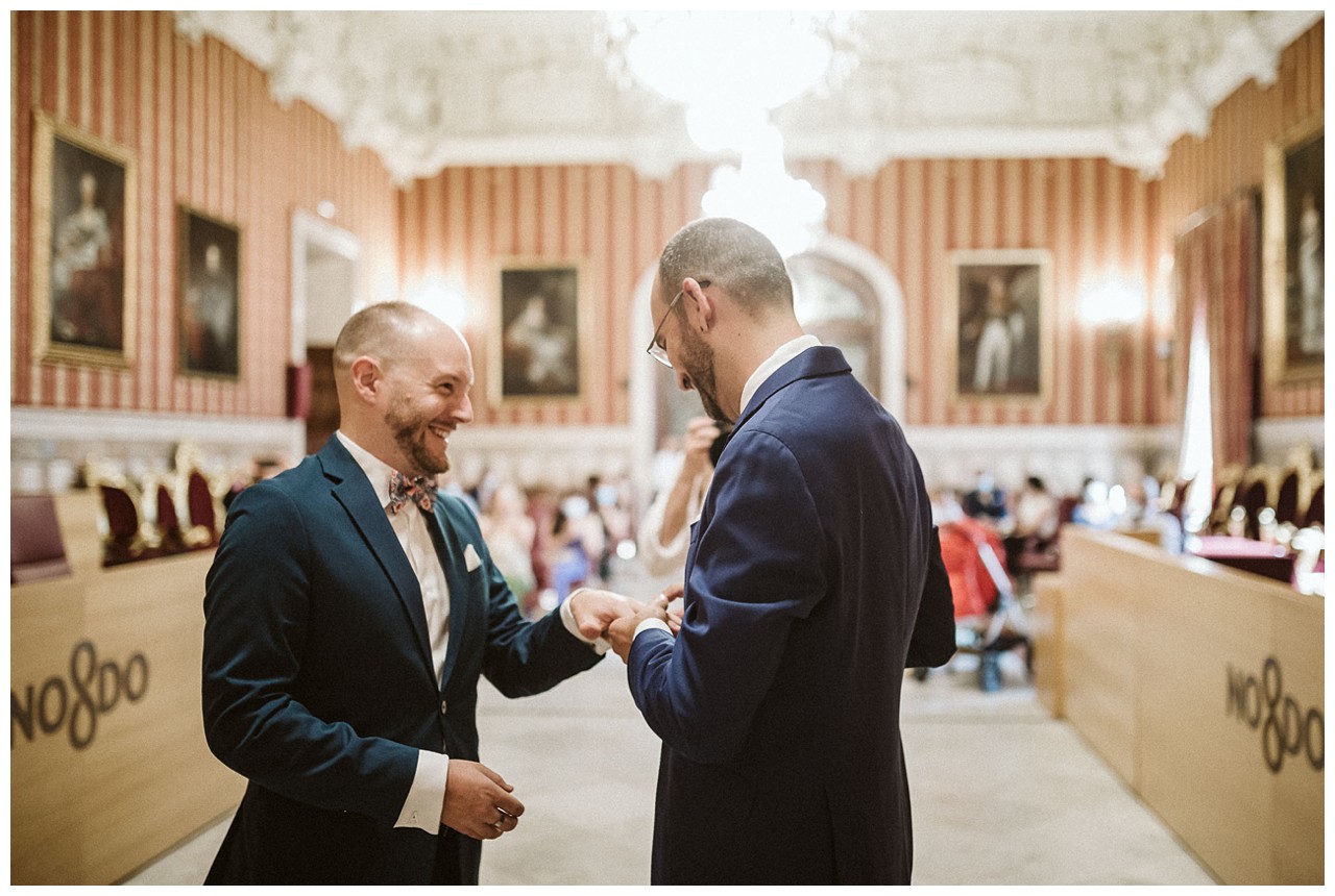 Novios en el Salón Colón del Ayuntamiento de Sevilla