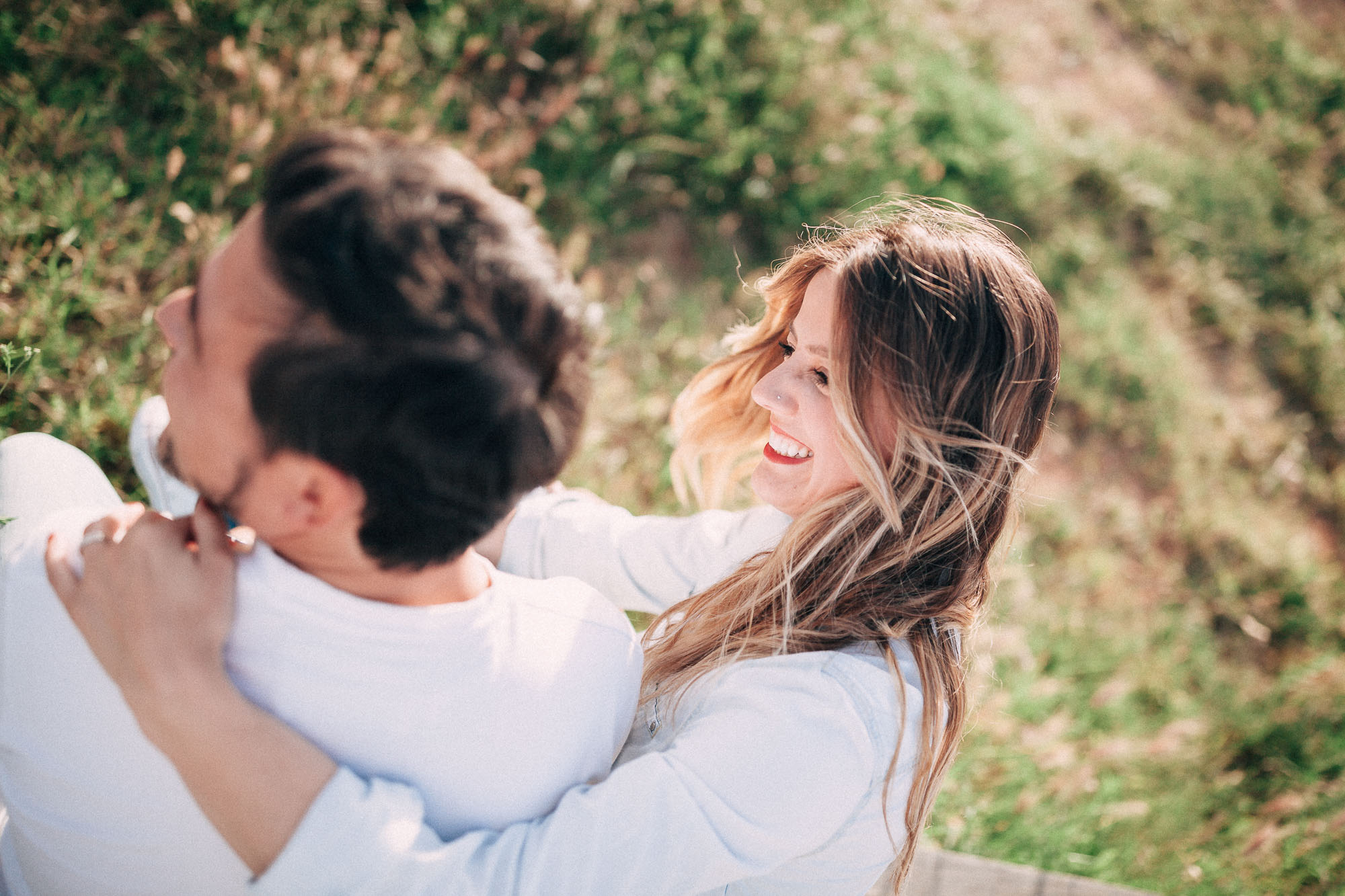 El compromiso de Miriam y Cisco en un trigal