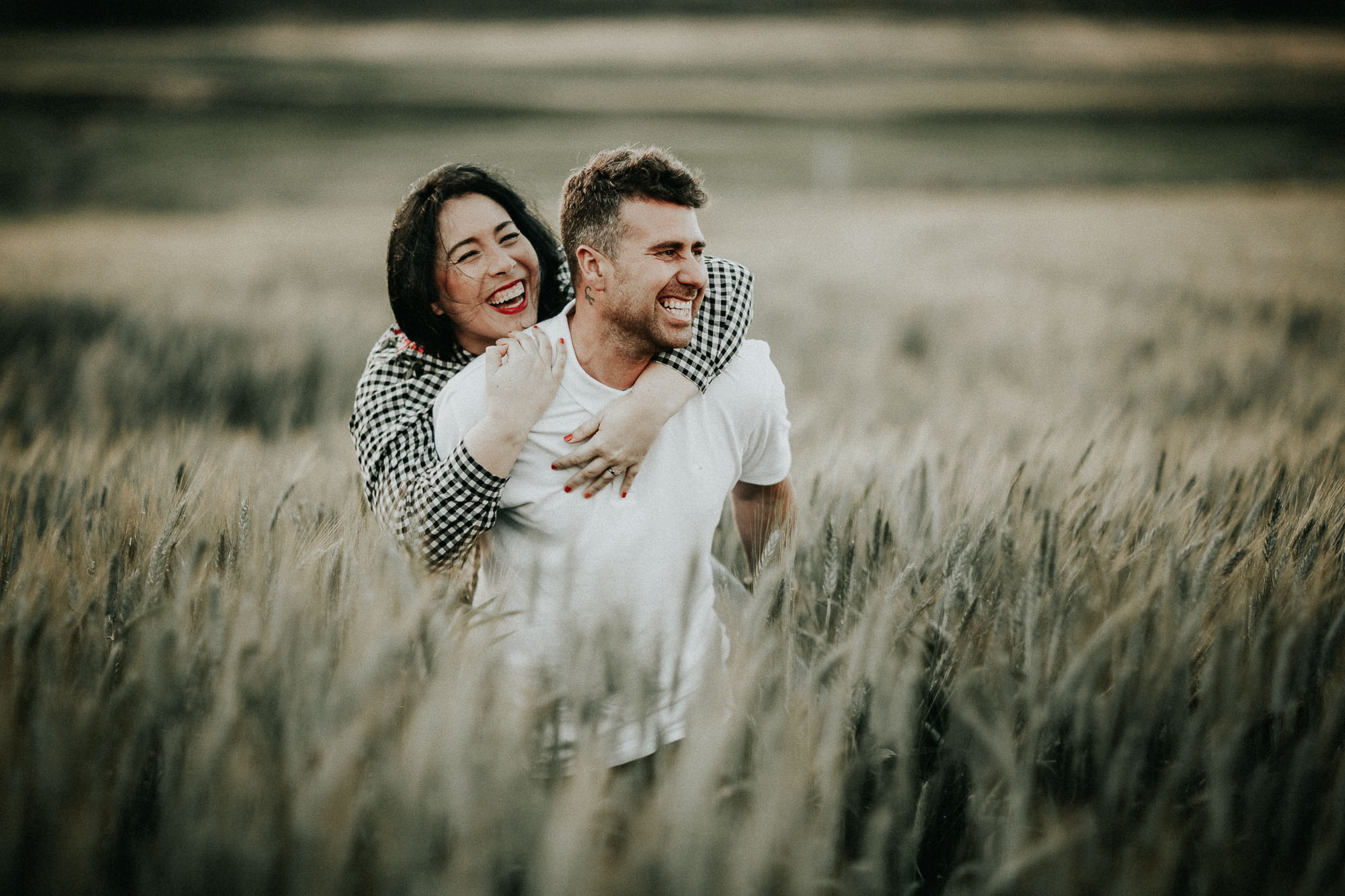 Fotografía de pareja en un trigal (Preboda)