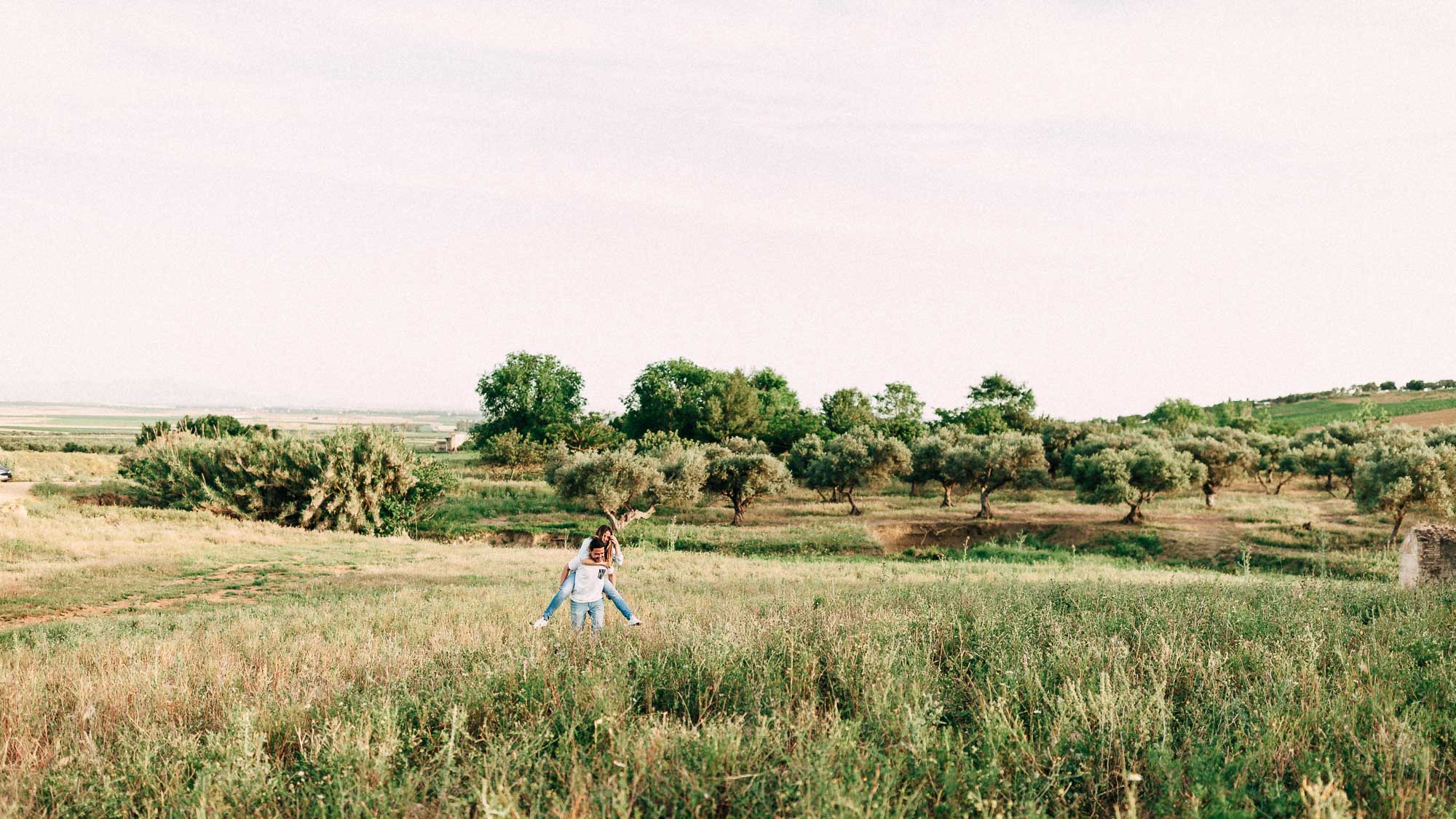 El compromiso de Miriam y Cisco en un trigal