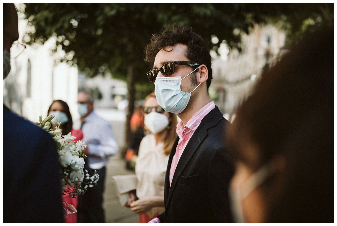 Invitados a la boda con mascarillas