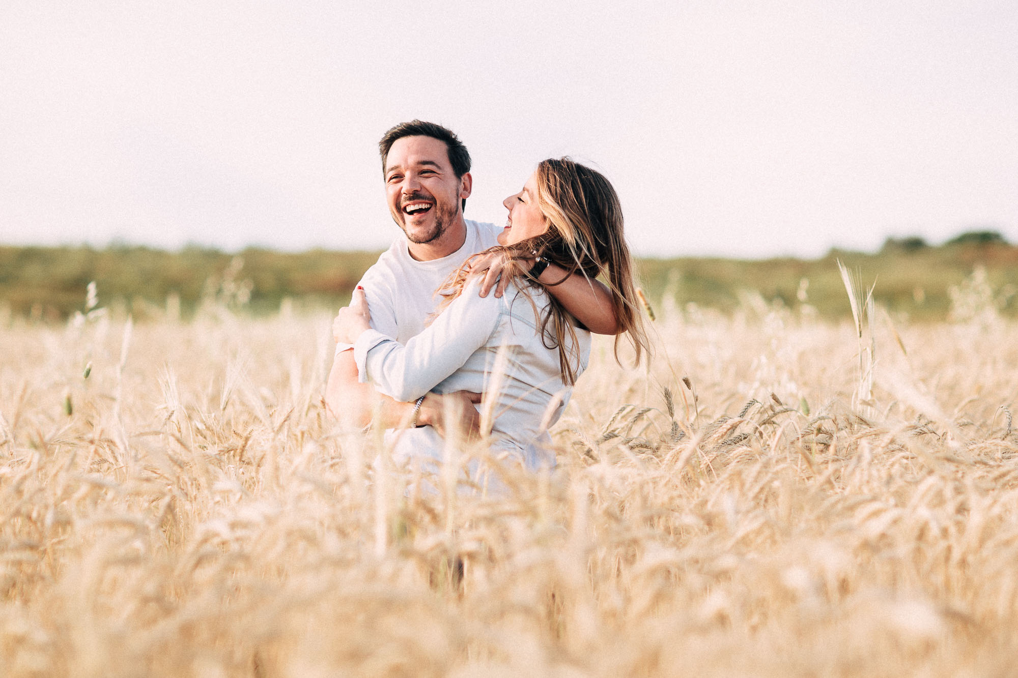 El compromiso de Miriam y Cisco en un trigal
