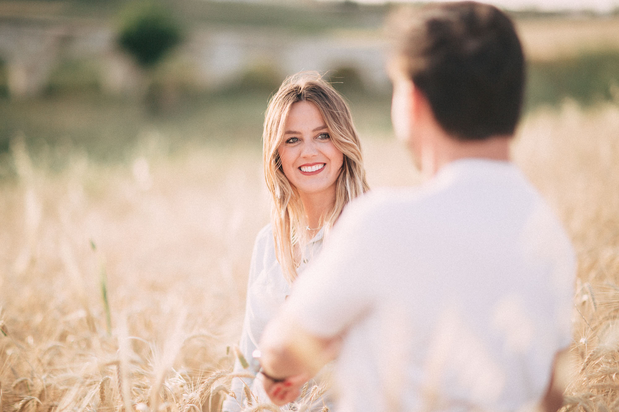 El compromiso de Miriam y Cisco en un trigal