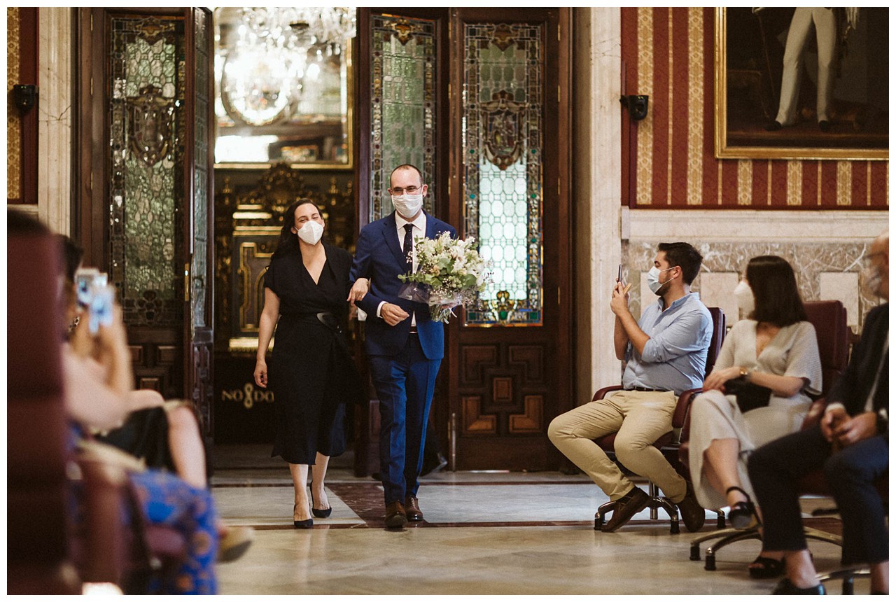 La entrada de uno de los novios al salón Colón del Ayuntamiento de Sevilla