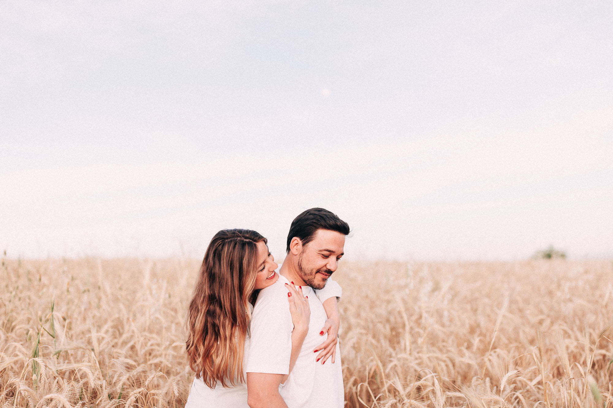 El compromiso de Miriam y Cisco en un trigal