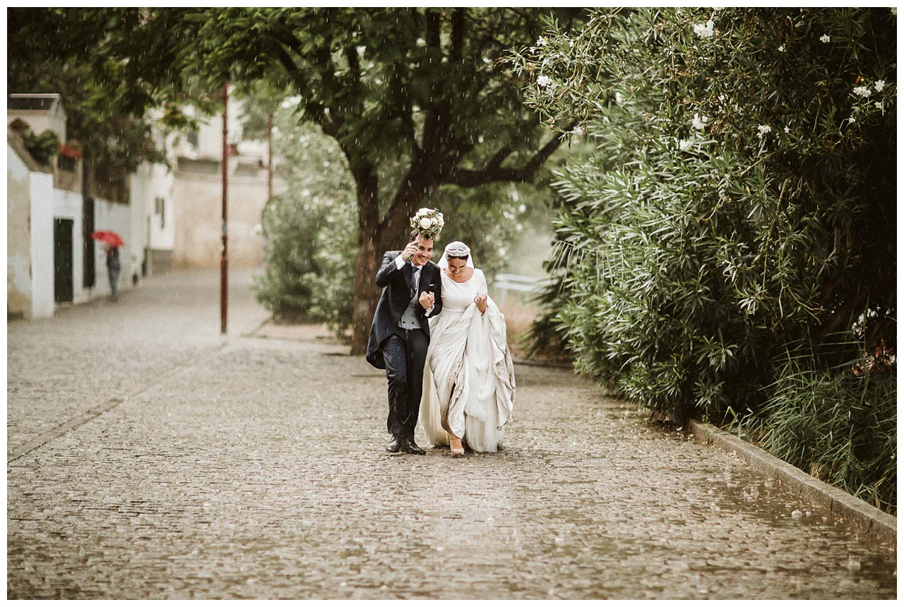 Los novios bajo la lluvia