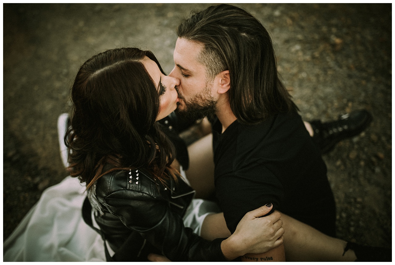 Beso de pareja de novios