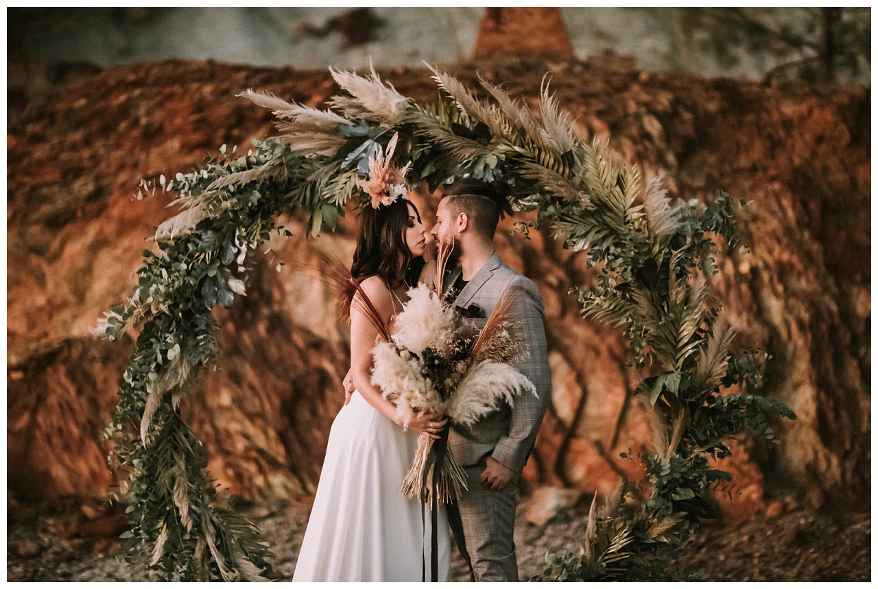 Pareja de novios en el altar