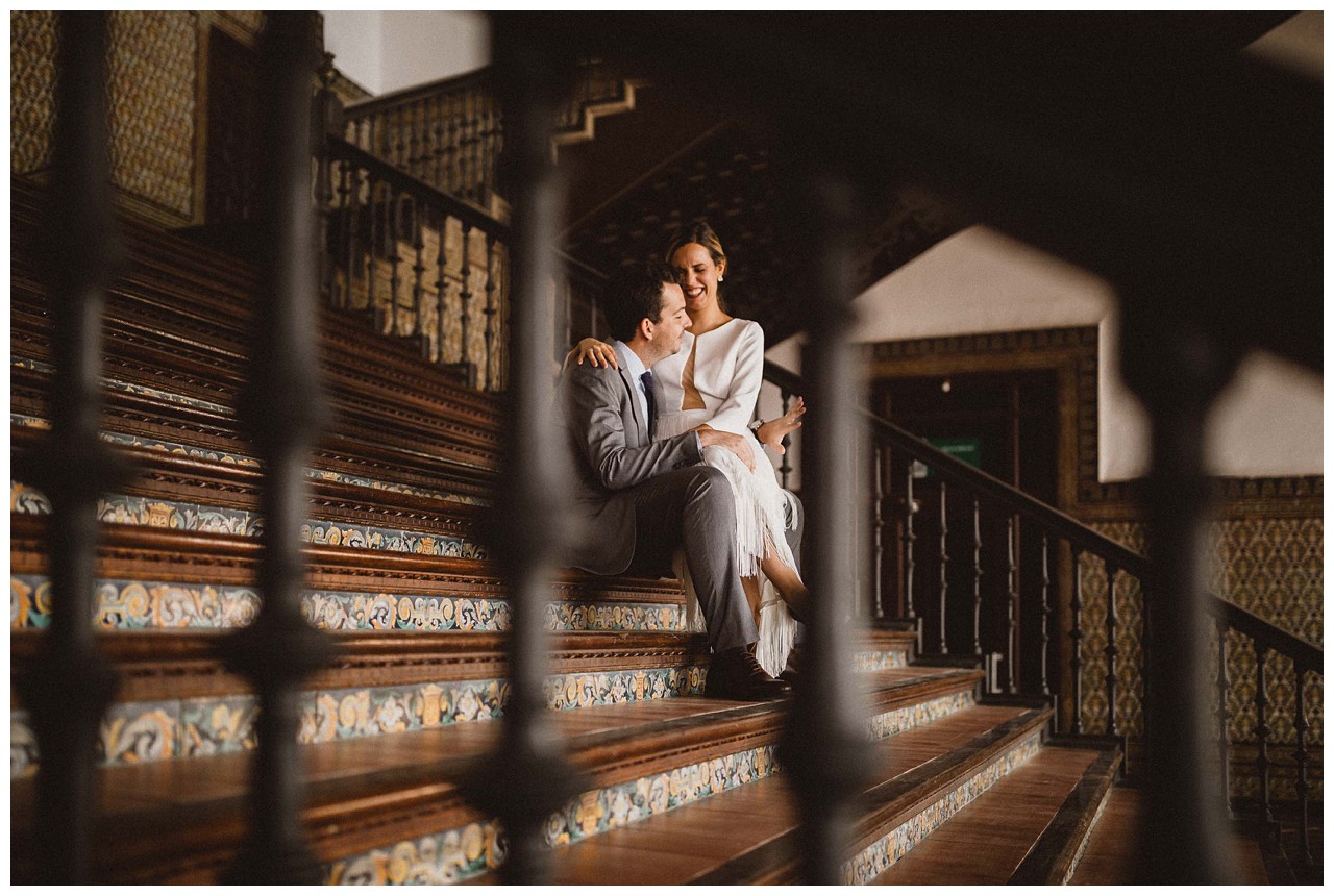 Pareja en escalinatas de Plaza de España - Sevilla