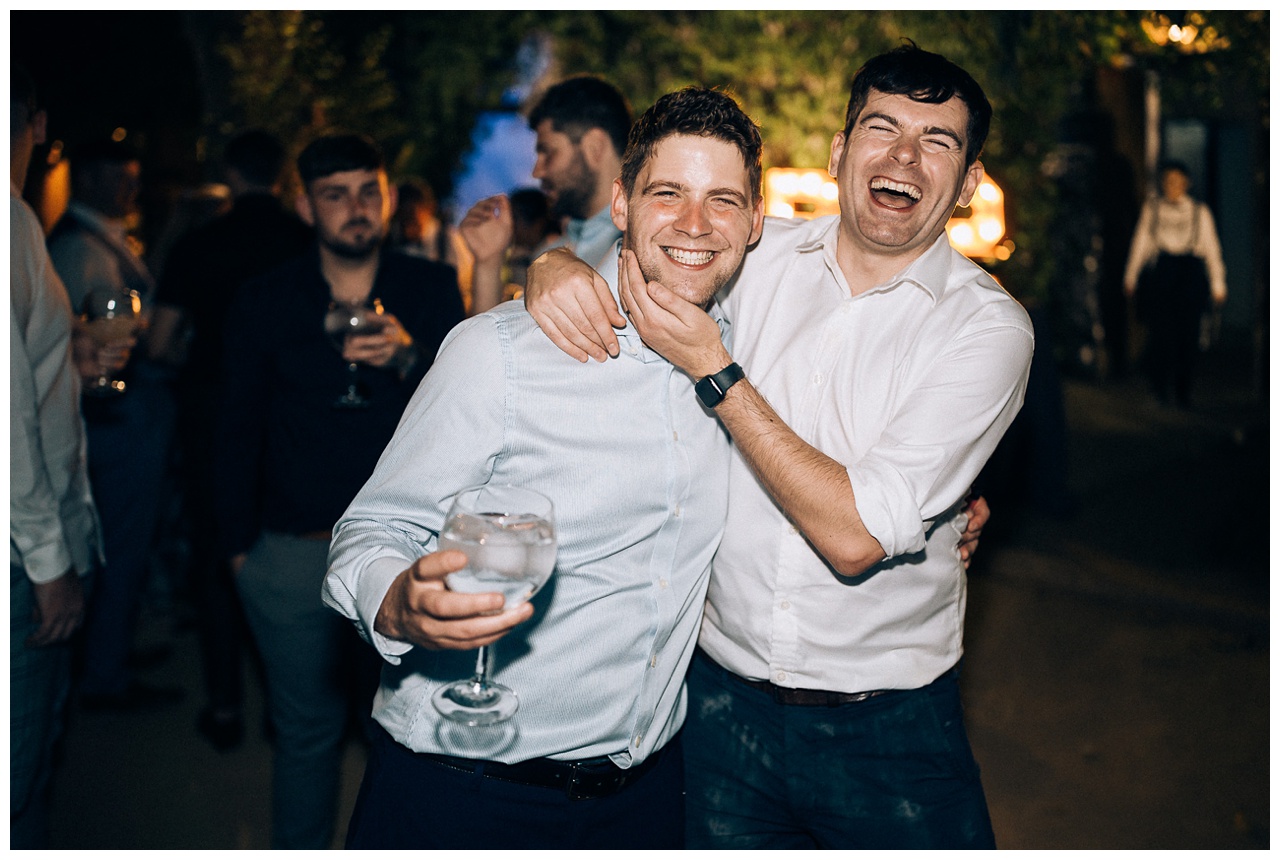 El novio en la boda de destino