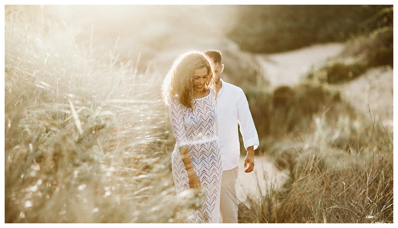 Contraluz de pareja de enamorados