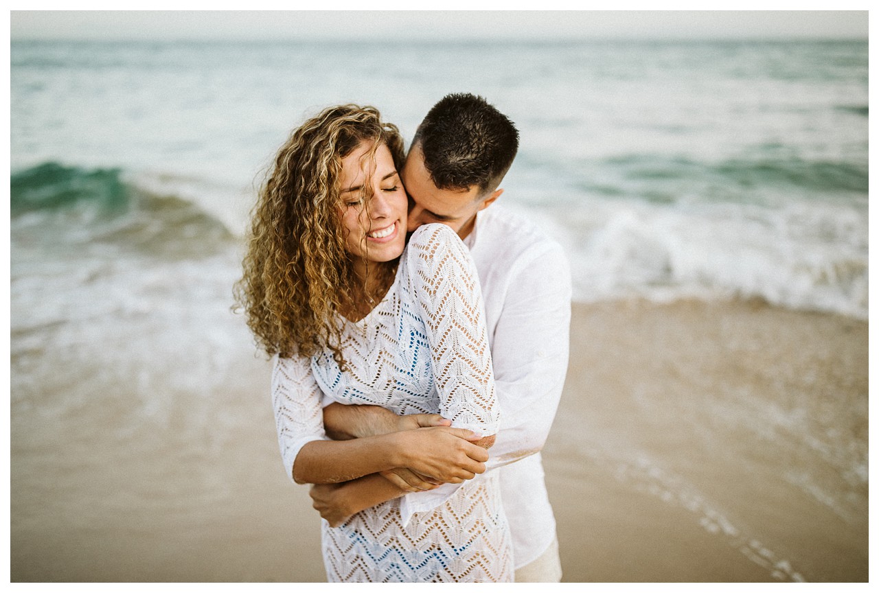 Abrazo de pareja en la playa