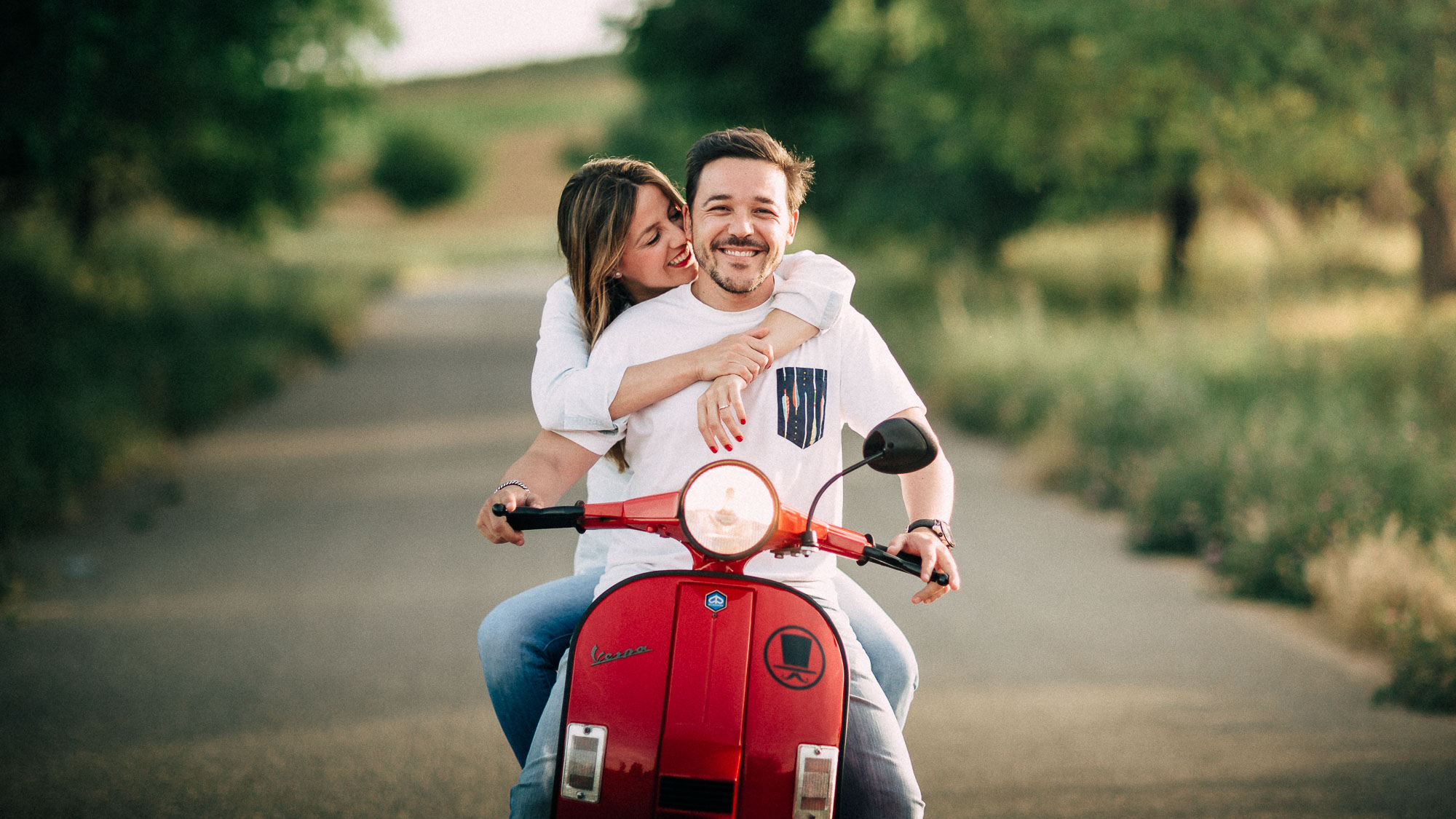 El compromiso de Miriam y Cisco en un trigal