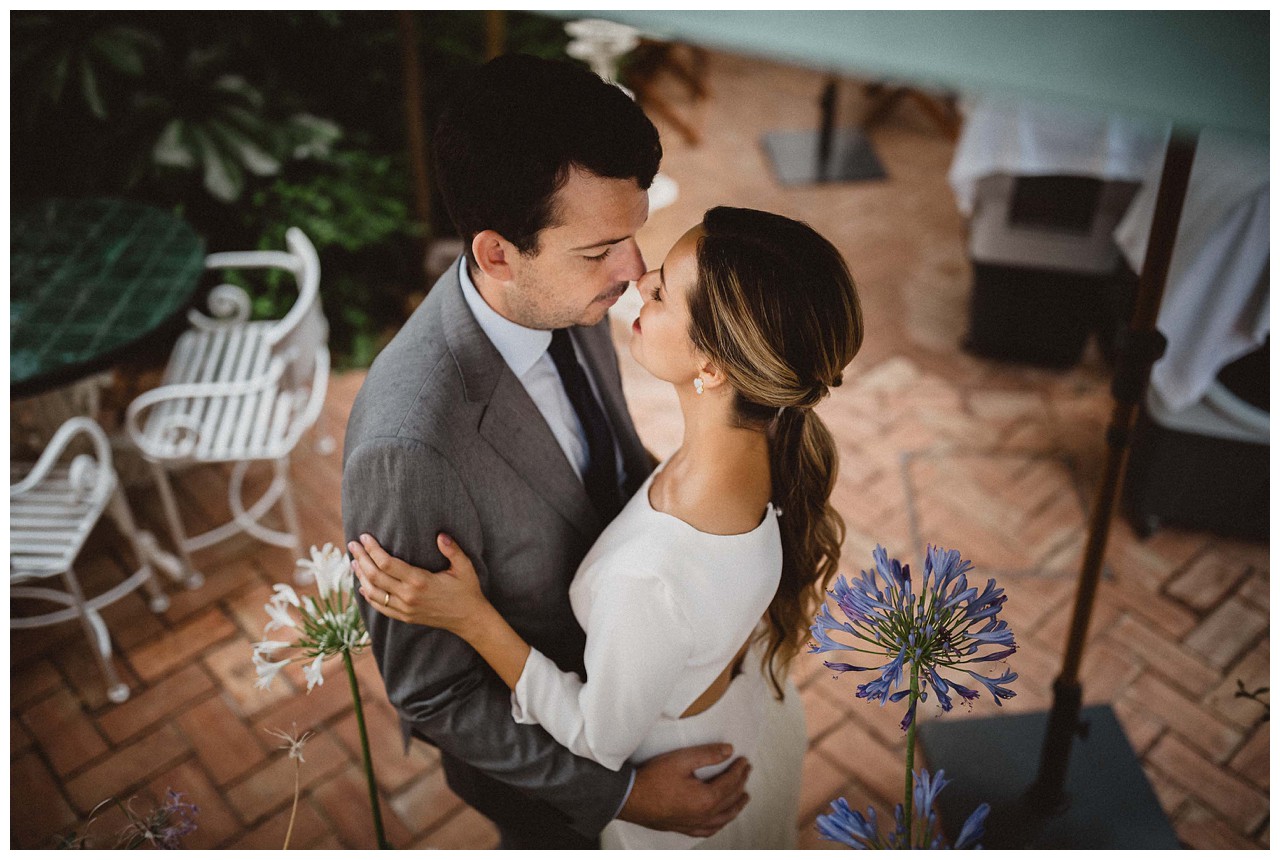 Pareja de novios en el patio de Casa Ozama