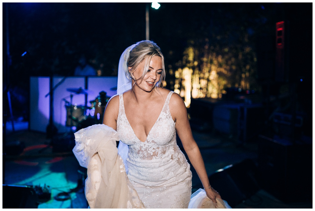 La novia baila en la boda de destino