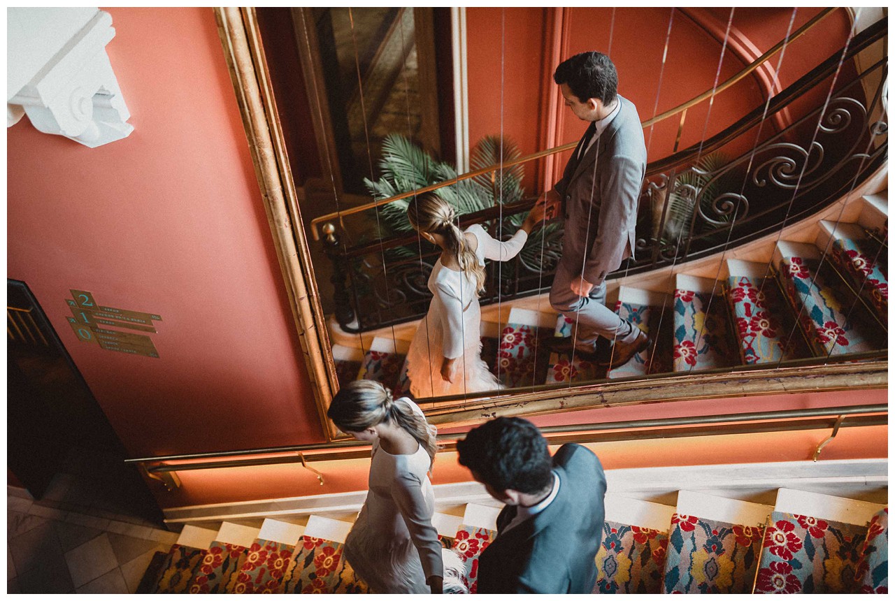 Novios en escaleras de Casa Ozama