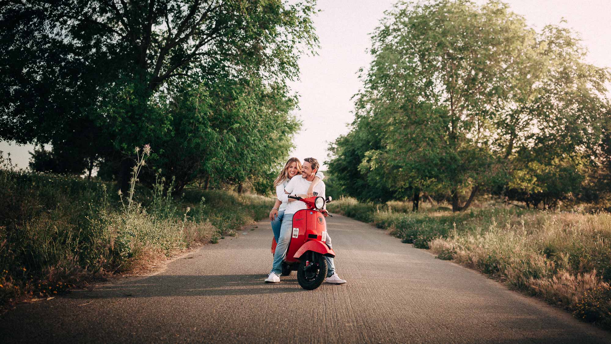 El compromiso de Miriam y Cisco en un trigal