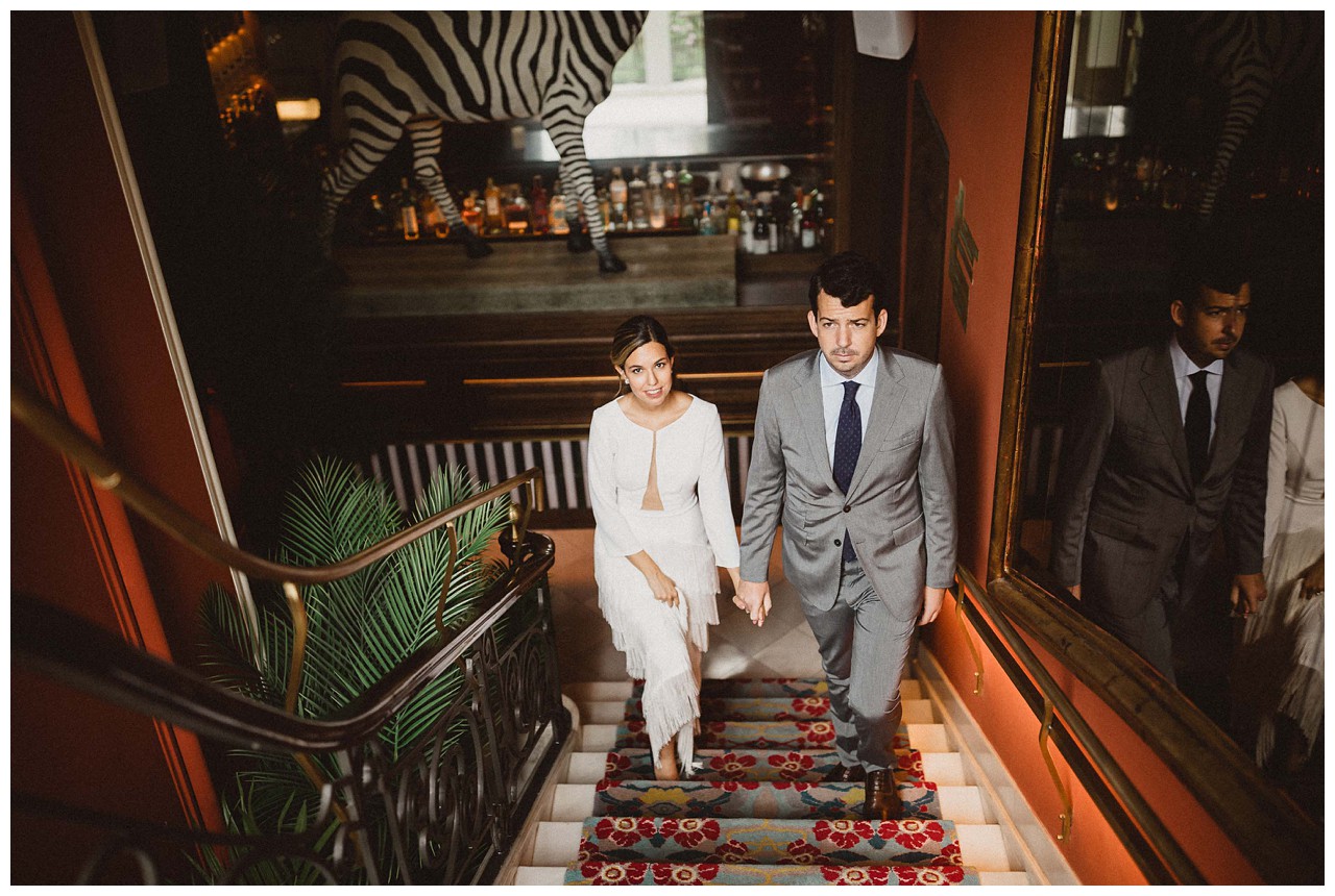 Novios en escaleras de Casa Ozama