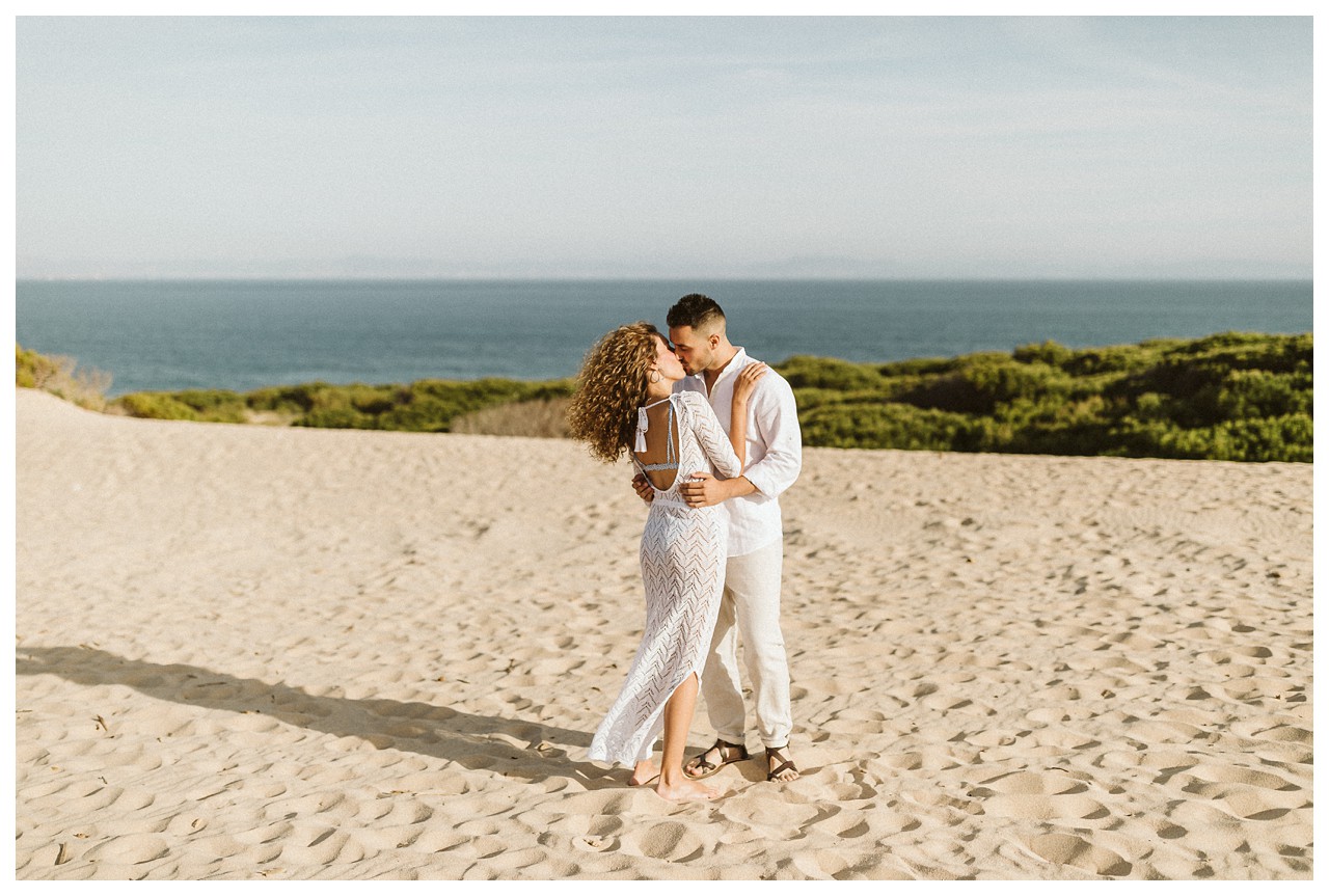 Beso de pareja en la playa