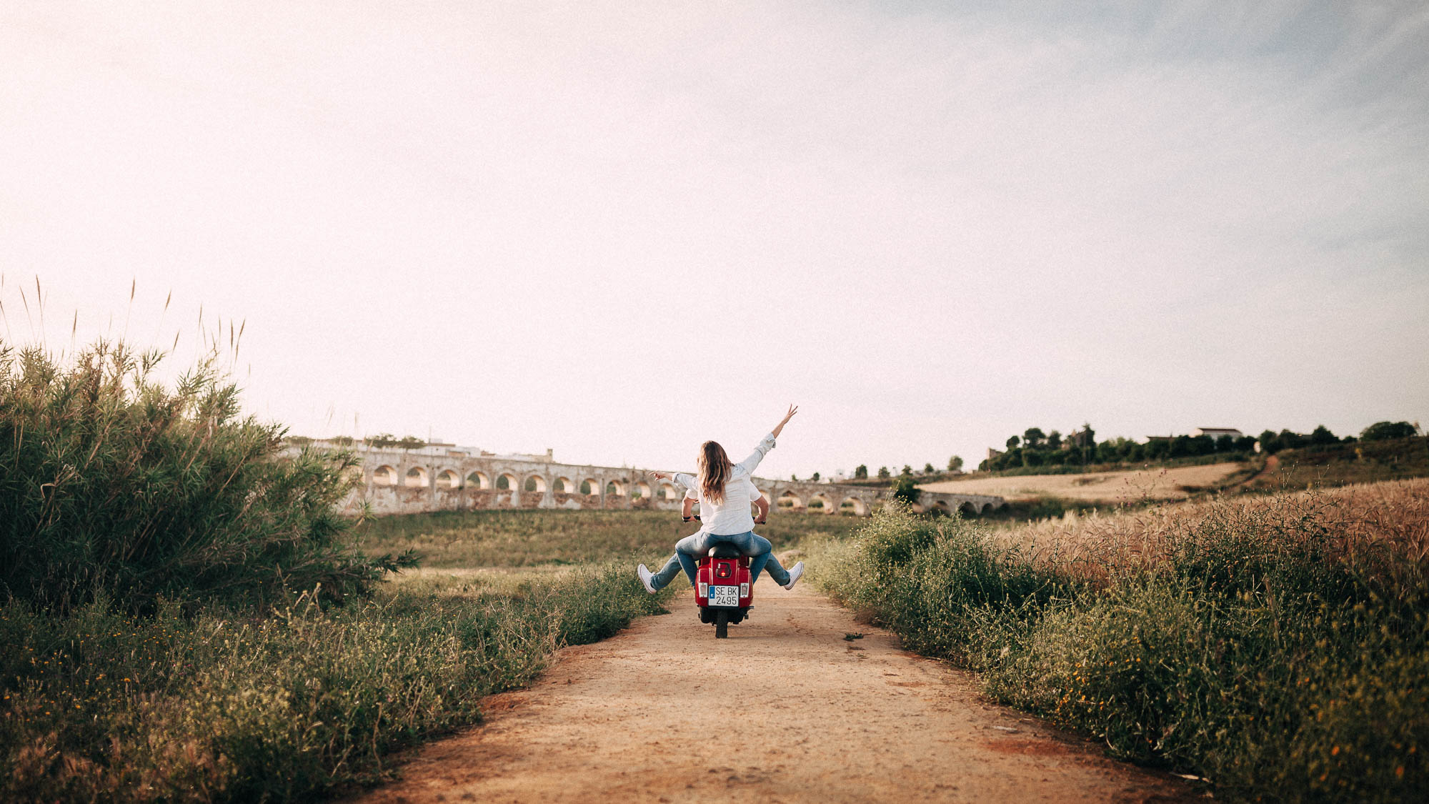 El compromiso de Miriam y Cisco en un trigal