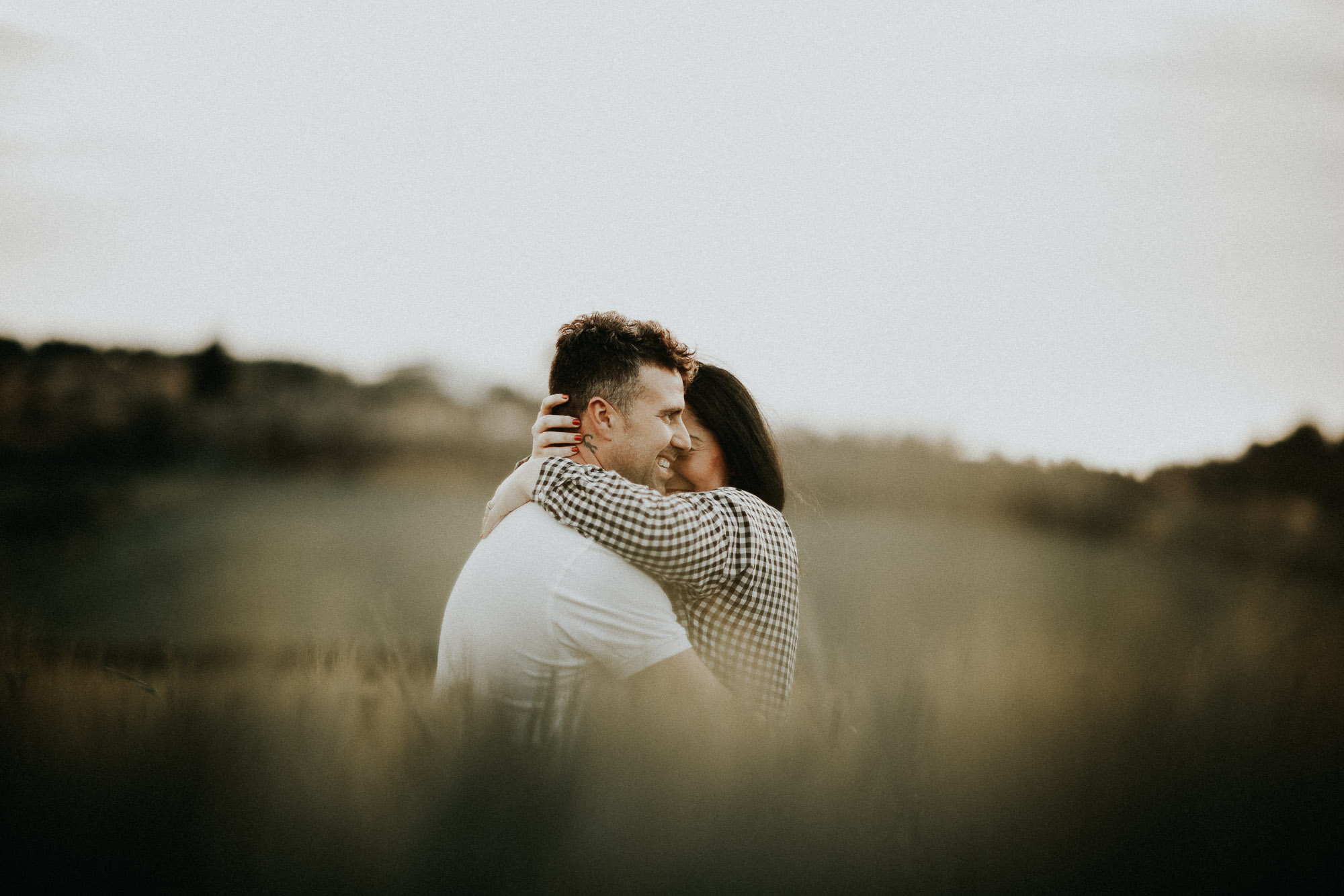 Fotografía de pareja en un trigal (Preboda)