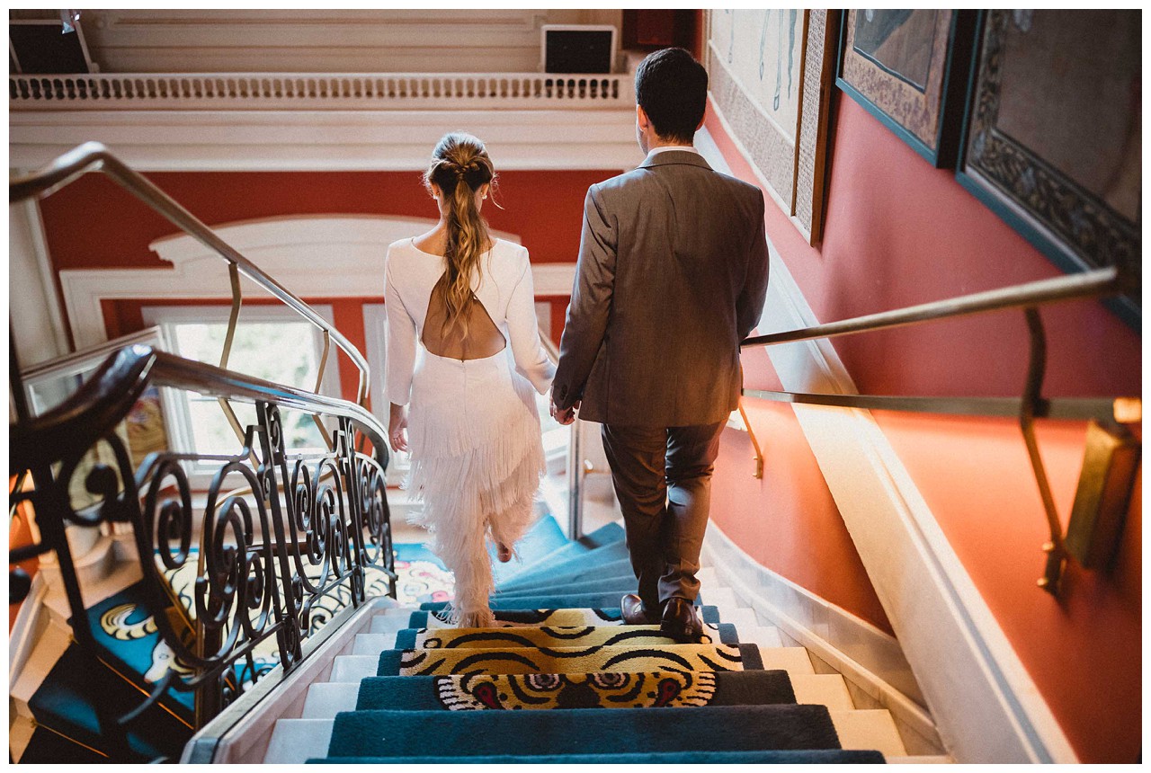 Novios en escaleras de Casa Ozama