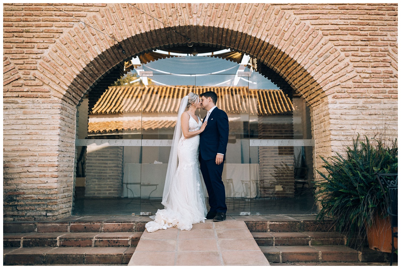 Beso de los novios en Hacienda Los Ángeles