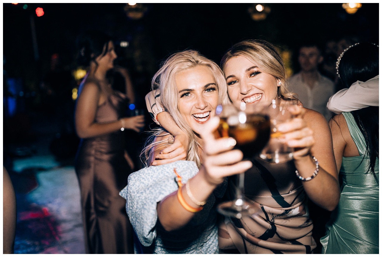 Las amigas de la novia en la boda de destino