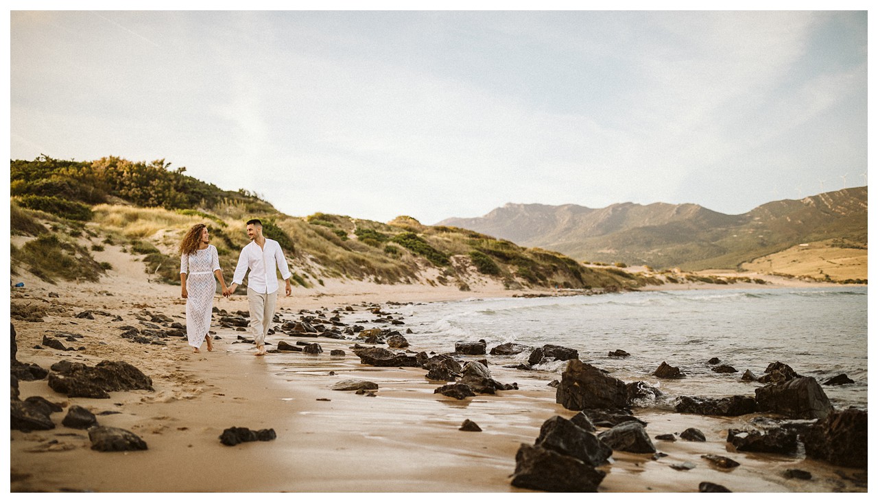 Marea baja y paseo de enamorados por la playa