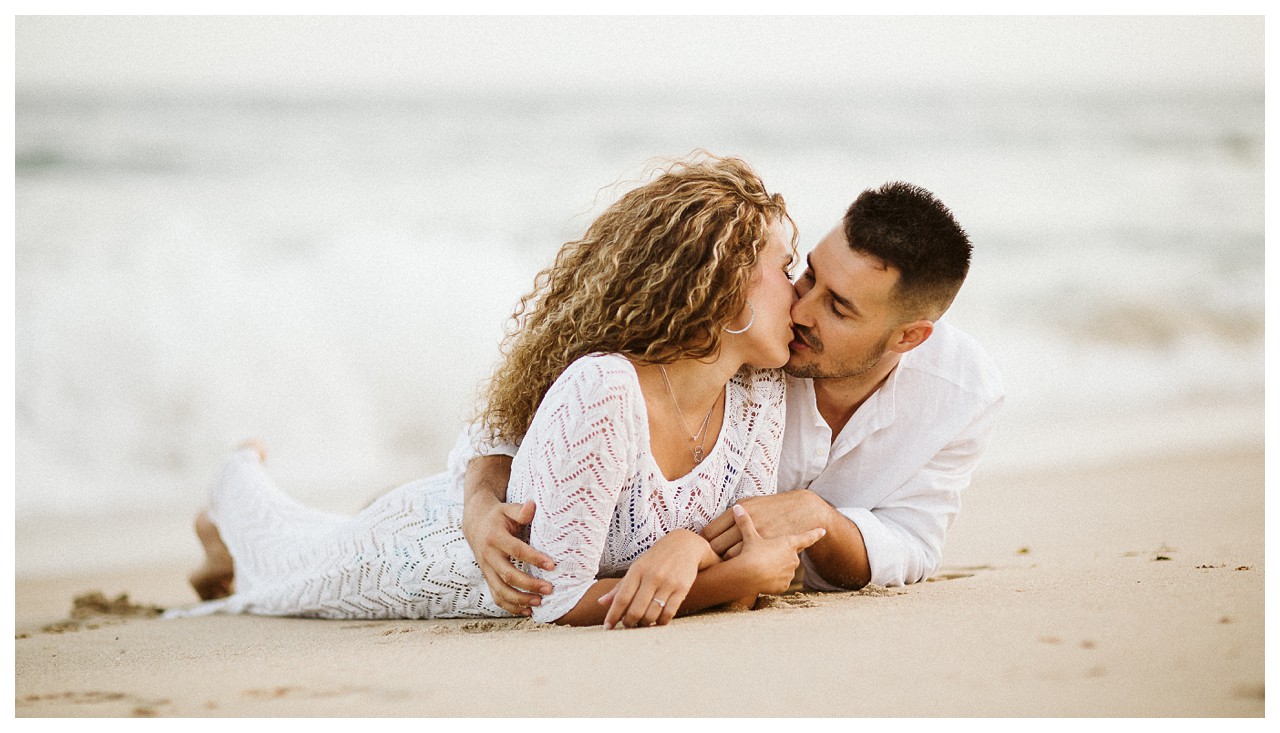 Beso de pareja en la playa