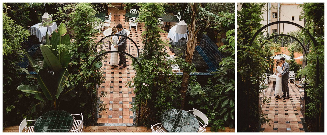 Pareja de novios en el patio de Casa Ozama