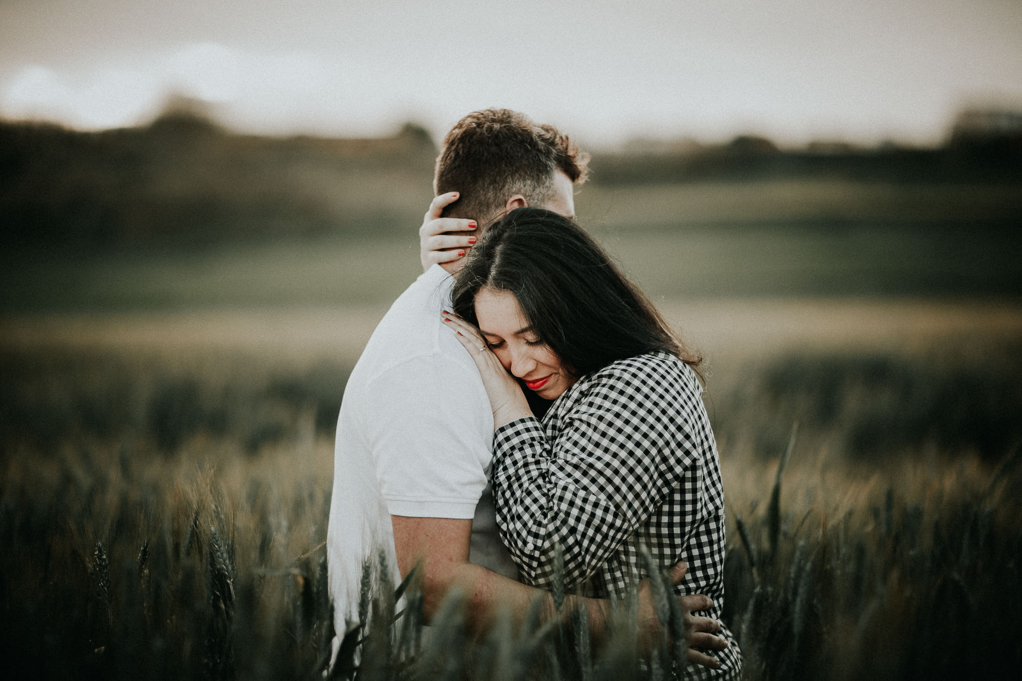 Fotografía de pareja en un trigal (Preboda)