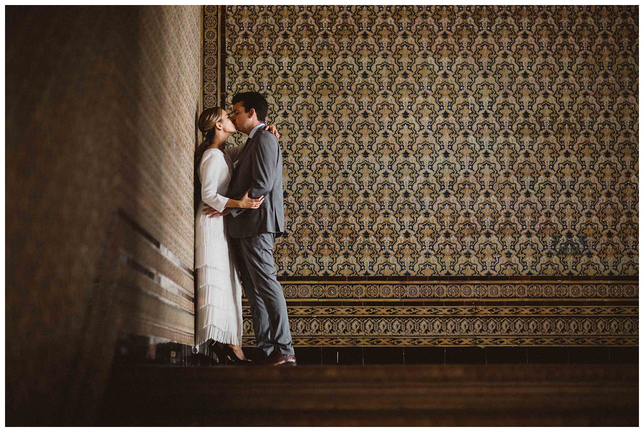 Pareja con el fondo de azulejos de Plaza de España - Sevilla