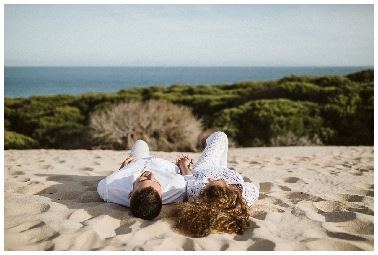 Una pareja sobre la arena de la playa