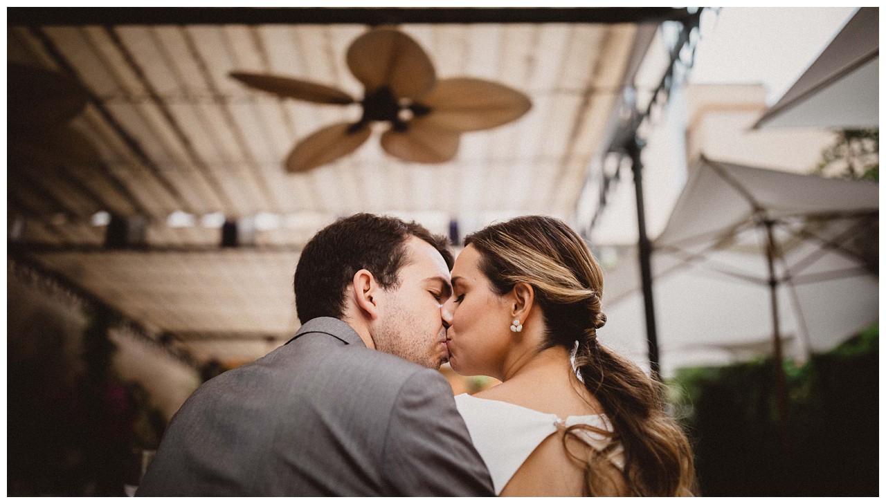 Pareja de novios en el patio de Casa Ozama