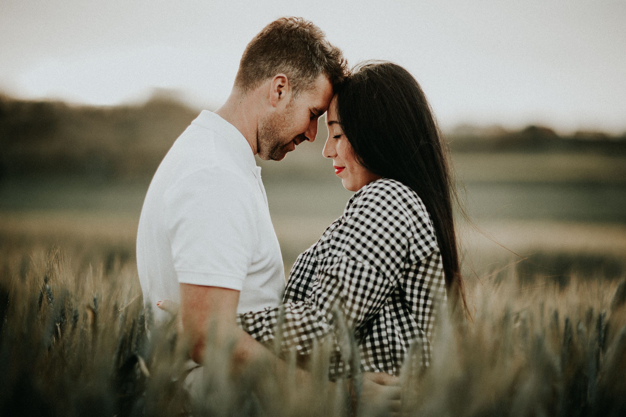 Fotografía de pareja en un trigal (Preboda)