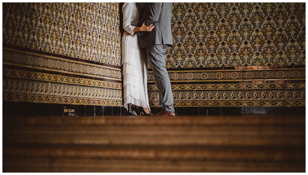 Pareja con el fondo de azulejos de Plaza de España - Sevilla