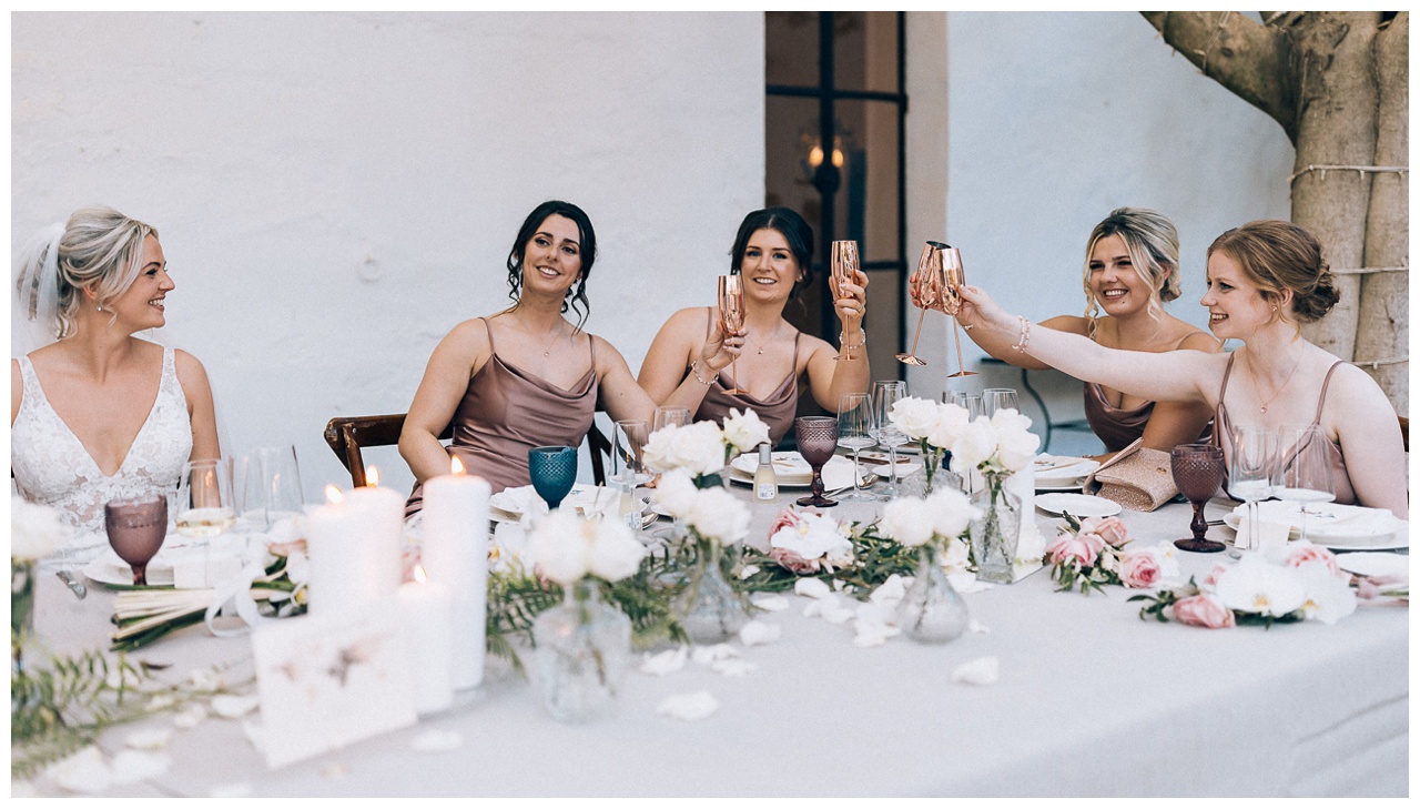 Amigas de la novia durante la cena