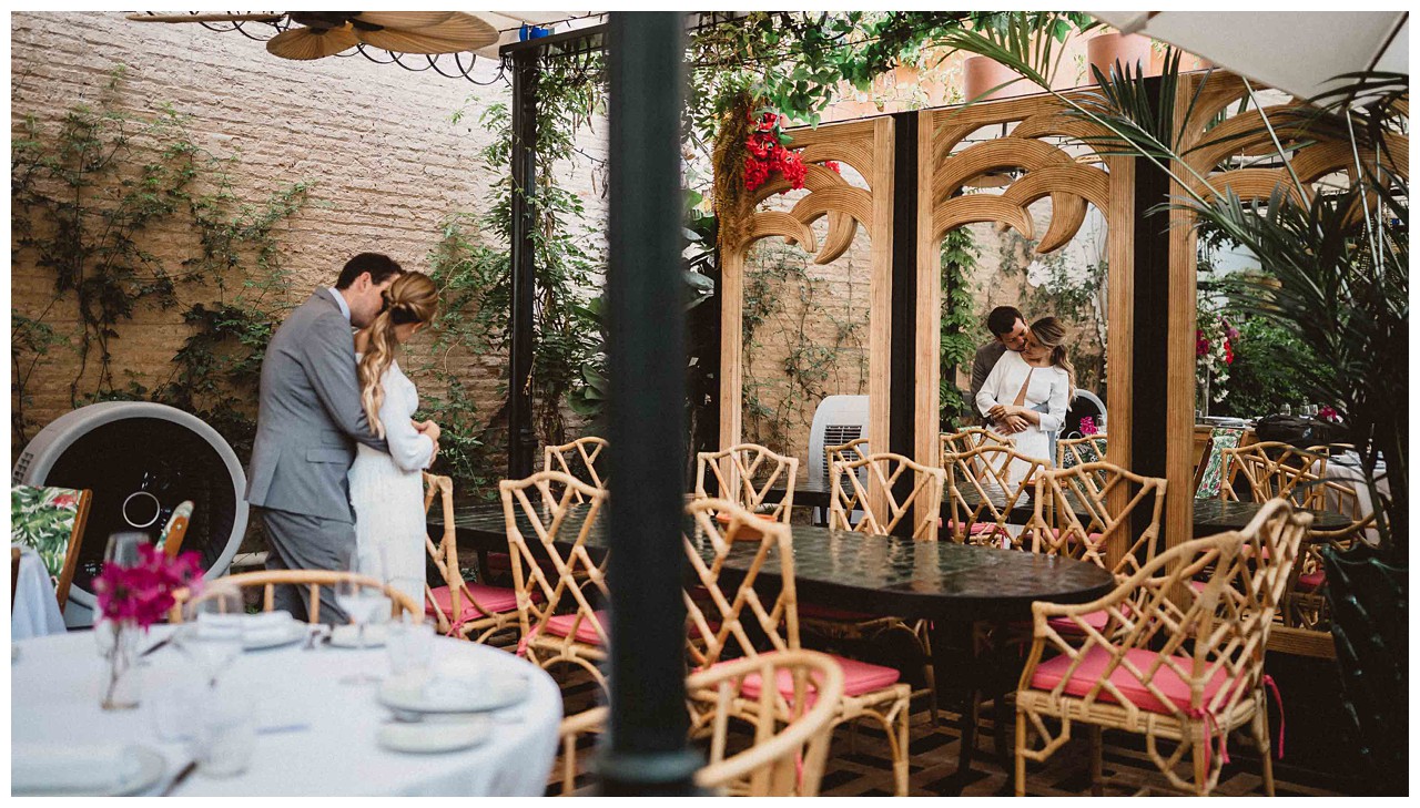 Pareja de novios en el patio de Casa Ozama